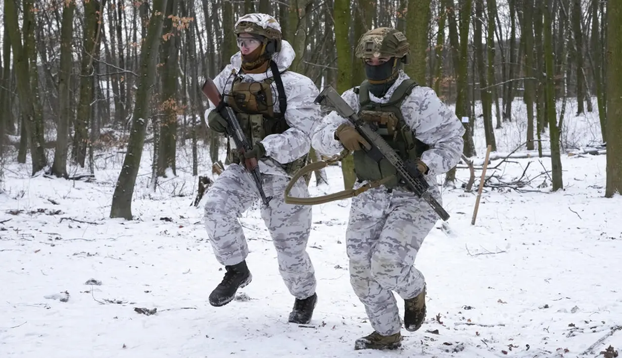 Anggota Pasukan Pertahanan Teritorial Ukraina, unit militer sukarelawan Angkatan Bersenjata, berlatih di taman kota di Kyiv, Ukraina, 22 Januari 2022. Puluhan warga sipil bergabung dengan tentara cadangan Ukraina dalam beberapa pekan terakhir di tengah ancaman invasi Rusia. (AP Photo/Efrem Lukatsky)