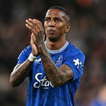 Pemain Ipswich Town, Ashley Young. (AFP/Paul Ellis)