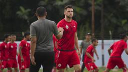 Striker Persija Jakarta, Marko Simic bersalaman dengan official sebelum latihan di Lapangan Sutasoma, Jakarta, Senin (12/3/2018). Persija berlatih jelang laga Piala AFC melawan Song Lam Nghe An. (Bola.com/Asprilla Dwi Adha)