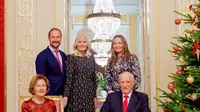 Mengapa Tak Ada Sosok Anak Lelaki Putra Mahkota Norwegia di Foto Natal Kerajaan 2024?