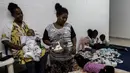 Warga beristirahat saat berlindung dari serangan roket di shelter bom Kota Ashkelon, Israel, Rabu (13/11/2019). Militan Palestina menghujani Israel dengan roket sebagai balasan atas tewasnya komandan Jihad Islam Palestina Baha Abu Al-Ata dalam serangan udara Israel. (AP Photo/Tsafrir Abayov)
