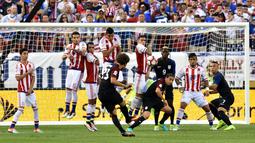 Pemain AS, Fabian Johnson, melakukan tendangan bebas ke arah gawang Paraguay dalam laga Grup A Copa America Centenario 2016 di Stadion Lincoln Financial Field, Philadelphia, AS, Minggu (12/6/2016) WIB. (AFP/Nicholas Kamm)
