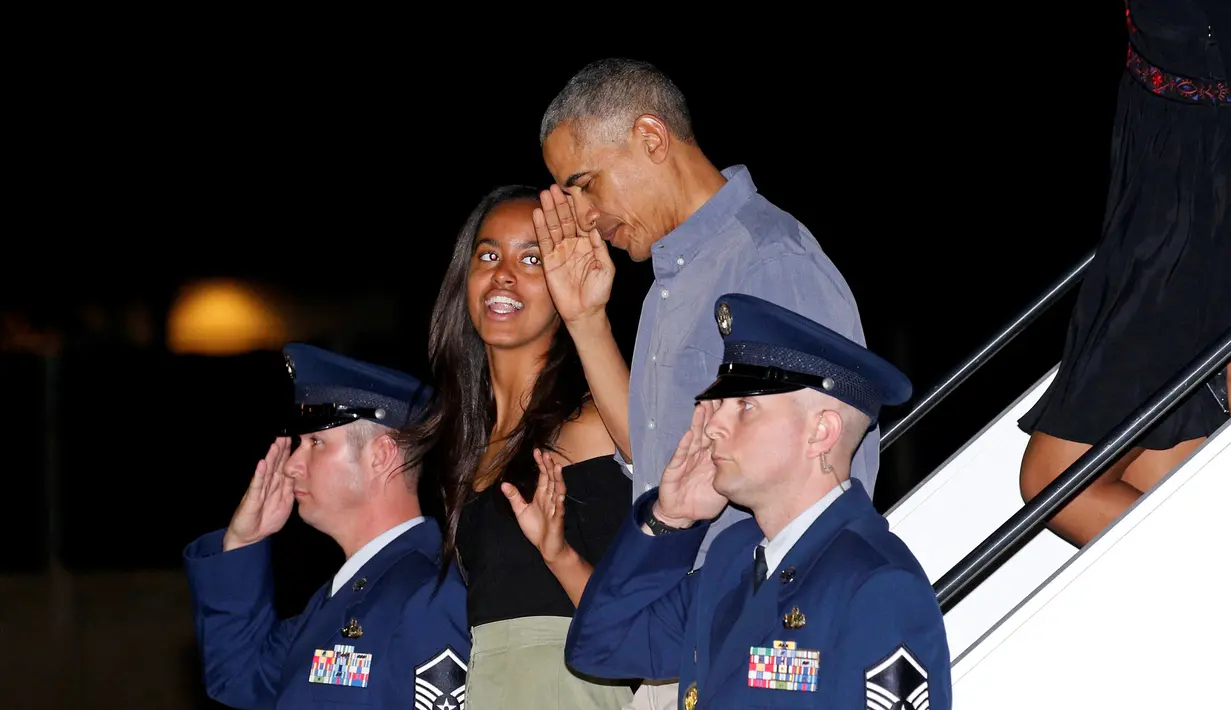 Presiden AS Barack Obama bersama putrinya Malia saat tiba di Honolulu, Hawaii, AS (16/12). Menyambut natal Barack obama mengajak keluarganya untuk merayakan di Hawaii. (REUTERS / Kevin Lamarque)