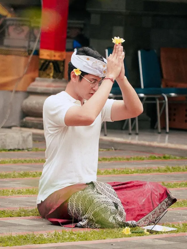 Antonio Blanco Jr rayakan Hari Galungan 2023 di Pura Dharma Sidhi, Ciledug (foto: instagram antonioblancojr)