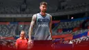Pemain Timnas Basket Spanyol, Juancho Hernangomez berjalan meninggalkan lapangan setelah berlatih menjelang laga grup G Piala Dunia FIBA 2023 di center court Indonesia Arena, Senayan, Jakarta, Kamis (24/08/2023). Spanyol akan melawan Pantai Gading pada Sabtu (26/08/2023). (Bola.com/Bagaskara Lazuardi)