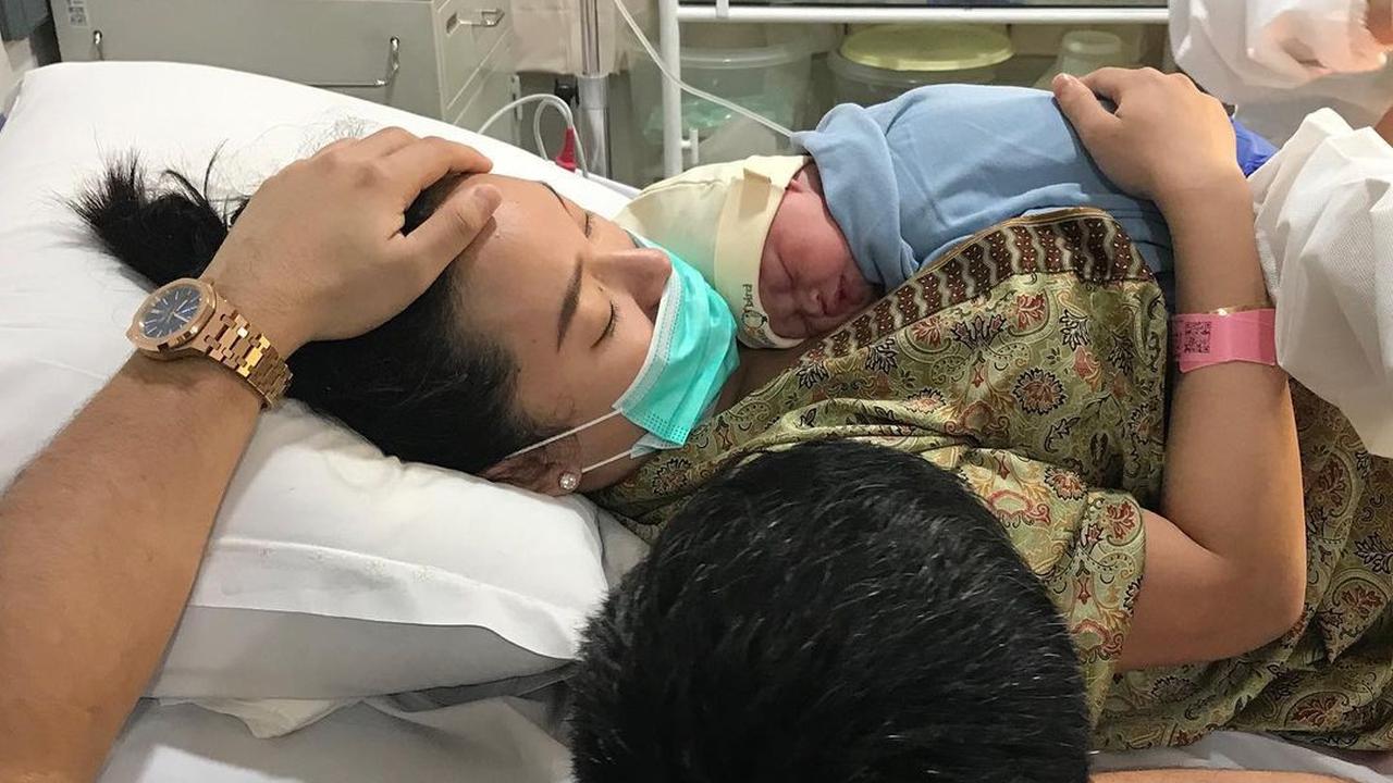 6 Momen Sirajuddin Jadi Suami Siaga, dari Zaskia Gotik Hamil Hingga Melahirkan