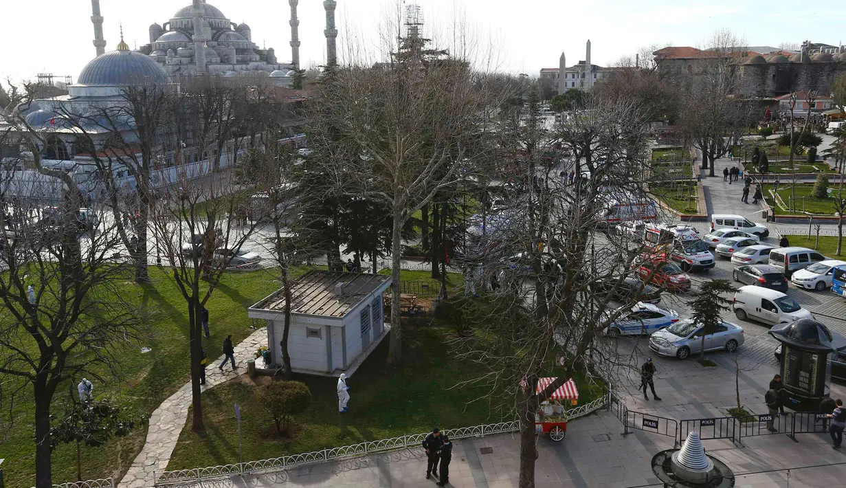 Petugas mensterilisasi lokasi ledakan yang mengguncang Sultanahmet Square di pusat kota Istanbul, Turki, Selasa (12/1). Ledakan yang belum diketahui asal-muasalnya ini menewaskan sekitar 10 orang dan 15 lainnya luka-luka. (REUTERS/ Murad Sezer)