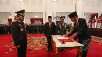 Presiden Joko Widodo (Jokowi) menandatangani surat pengangkatan Jenderal Badrodin Haiti sebagai Kapolri baru di Istana Negara, Jakarta, Jumat (17/4/2015). (Liputan6.com/Faizal Fanani)
