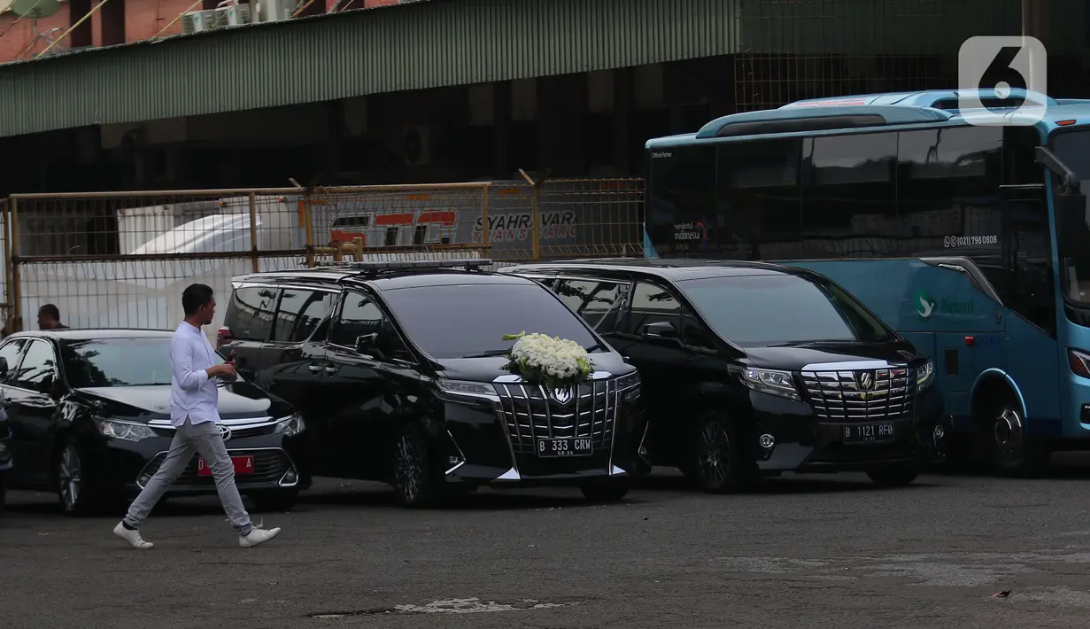 Suasana kargo jenazah saat menunggu kedatangan  Jenazah anak dari Gubernur Jawa Barat (Jabar) Ridwan Kamil, Emmeril Khan Mumtadz atau Eril di Bandara Soekarno Hatta, Tangerang, Minggu (12/6/2022). Jenazah yang bertolak dari Bern, Swiss, akan tiba sekitar pukul 15.45 WIB dengan pesawat Qatar Airways QR 95. (Liputan6.com/Angga Yuniar)