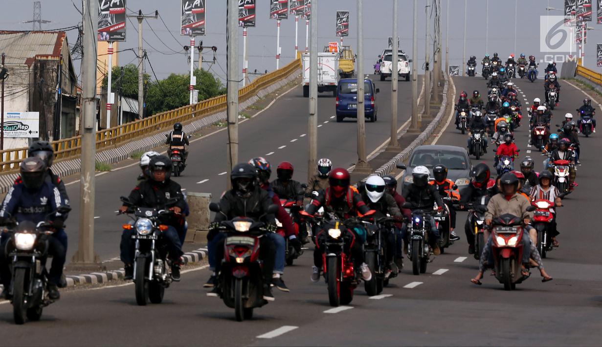 Sejumlah pemudik sepeda motor melintasi jalur pantai utara (pantura) Cirebon, Jawa Barat, Kamis (22/6).  Puncak arus mudik yang masuk ke wilayah Kabupaten Cirebon diprediksi akan terjadi mulai Jumat (23/6) malam. (Liputan6.com/Johan Tallo)