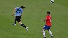 Striker timnas  Uruguay, Edinson Cavani menjebol gawang Chile melalui sundulan pada laga terakhir grup C Copa America 2019 di stadion Maracana, Rio de Janeiro, Senin (24/6/2019). Gol tunggal Edinson Cavani dalam laga tersebut memastikan Uruguay jadi juara Grup C. (AP/Eraldo Peres)
