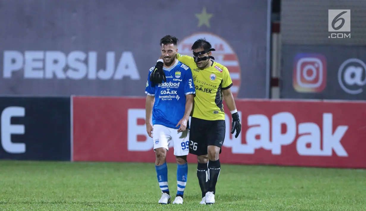 Kiper Persija, Andritany (kanan) bersama pemain Persib, Jonatan Bauman saat laga lanjutan Go-Jek Liga 1 Indonesia 2018 bersama Bukalapak di Lapangan PTIK, Jakarta, Sabtu (30/6). Laga dimenangkan Persija 1-0. (Liputan6.com/Helmi Fithriansyah)