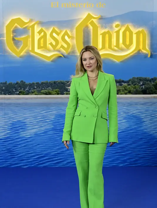 Aktris AS Kate Hudson berpose selama sesi pemotretan untuk pemutaran perdana film "Glass Onion: a knife out misteri" di Madrid, pada 19 Oktober 2022. Aktris berusia 43 tahun itu tampil memukau dengan setelan jas hijau neon saat ia tampil di karpet merah di Madrid. (AFP/Javier Soriano)