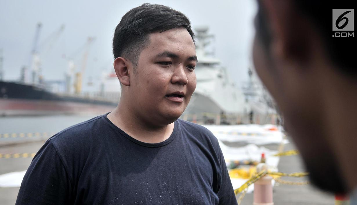 Salah satu keluarga korban memeberi keterangan kepada awak media di posko di Pelabuhan Tanjung Priok, Jakarta, Selasa (30/10). Mereka datang karena ingin melihat barang-barang milik kerabat yang ditemukan tim evakuasi. (Merdeka.com/Iqbal S. Nugroho)