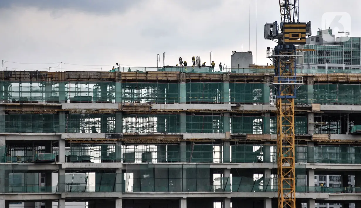 Pekerja menyelesaikan pembangunan gedung bertingkat di kawasan Jalan Jenderal Sudirman, Jakarta, Rabu (23/11/2022). Menteri Ketenagakerjaan Ida Fauziyah mengungkapkan, berdasarkan data BPJS Ketenagakerjaan yang dihitung sejak Januari-Maret 2022 angka kecelakaan kerja tercatat sebanyak 61.805 kasus yang didominasi oleh kelompok usia muda 20-25 tahun sehingga diperlukan upaya pendekatan dan promosi preventif terkait Keselamatan dan Kesehatan Kerja (K3) yang lebih intens dan inovatif. (merdeka.com/Iqbal S. Nugroho)