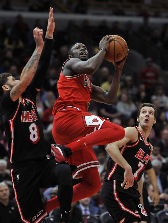 Pemain Chicago Bulls, Jerian Grant (2) mencoba melakukan tembakan melewati kepungan pemain Miami Heat pada laga NBA basketball game di United Center, Chicago, (26/11/2017). Miami Heat menang 100-93.  (AP/Paul Beaty)