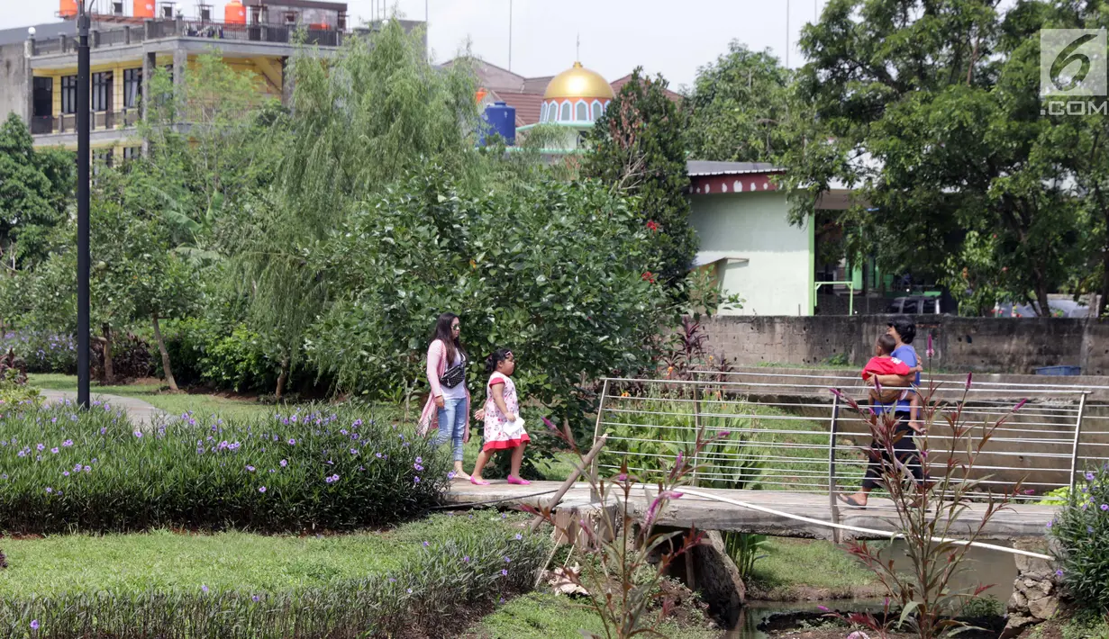 Warga berjalan-jalan di kawasan Taman Piknik, Jakarta, Minggu (20/1). Taman seluas 1 hektar di Jalan Manunggal II, Cipinang Melayu, Jakarta Timur ini menjadi salah satu taman baru milik Pemprov DKI Jakarta untuk warga. (Liputan6.com/Helmi Fithriansyah)