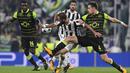 Striker Juventus, Gonzalo Higuain, berusaha melewati bek Sporting Lisbon, Sebastien Coates, pada laga Liga Champions di Stadion Allianz, Turin, Rabu (18/10/2017). Juventus menang 2-1 atas Sporting. (AFP/Miguel Medina)