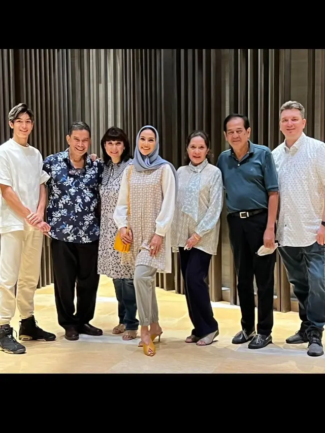 6 Potret Maudy Koesnaedi Bukber Bareng Keluarga, Penampilannya Curi Perhatian