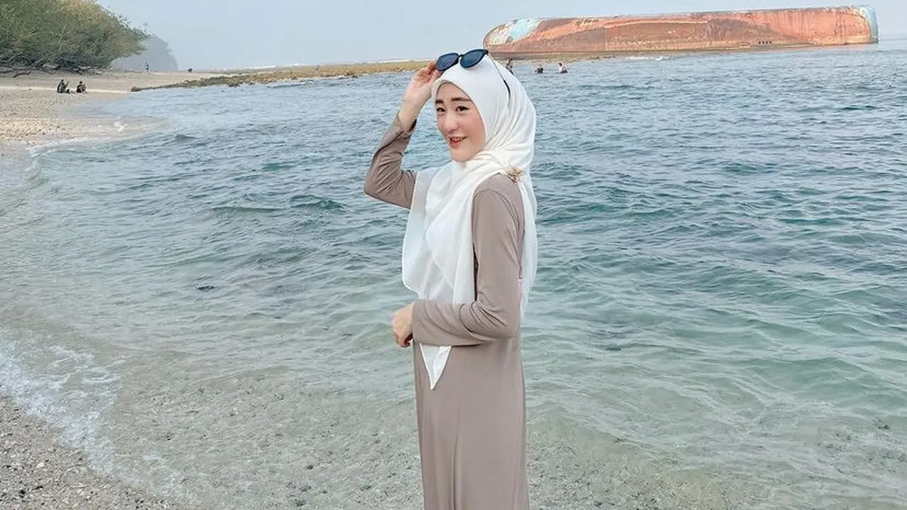 Gaya Larissa Chou saat Liburan ke Pantai