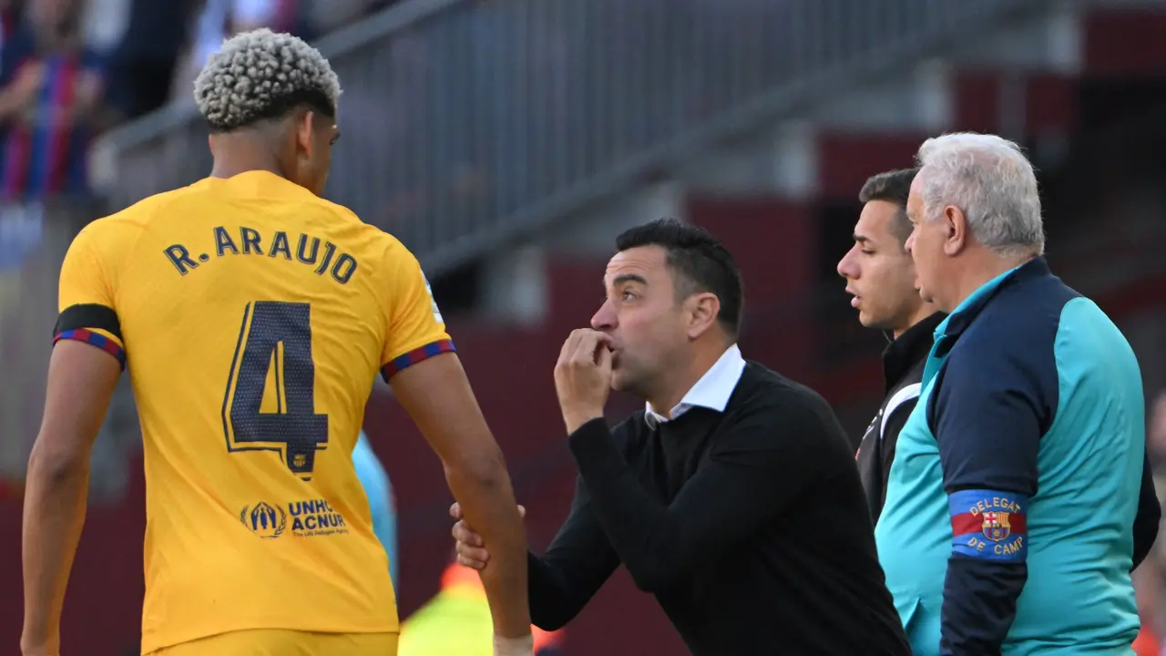 Ronald Arujo dan Xavi Hernandez