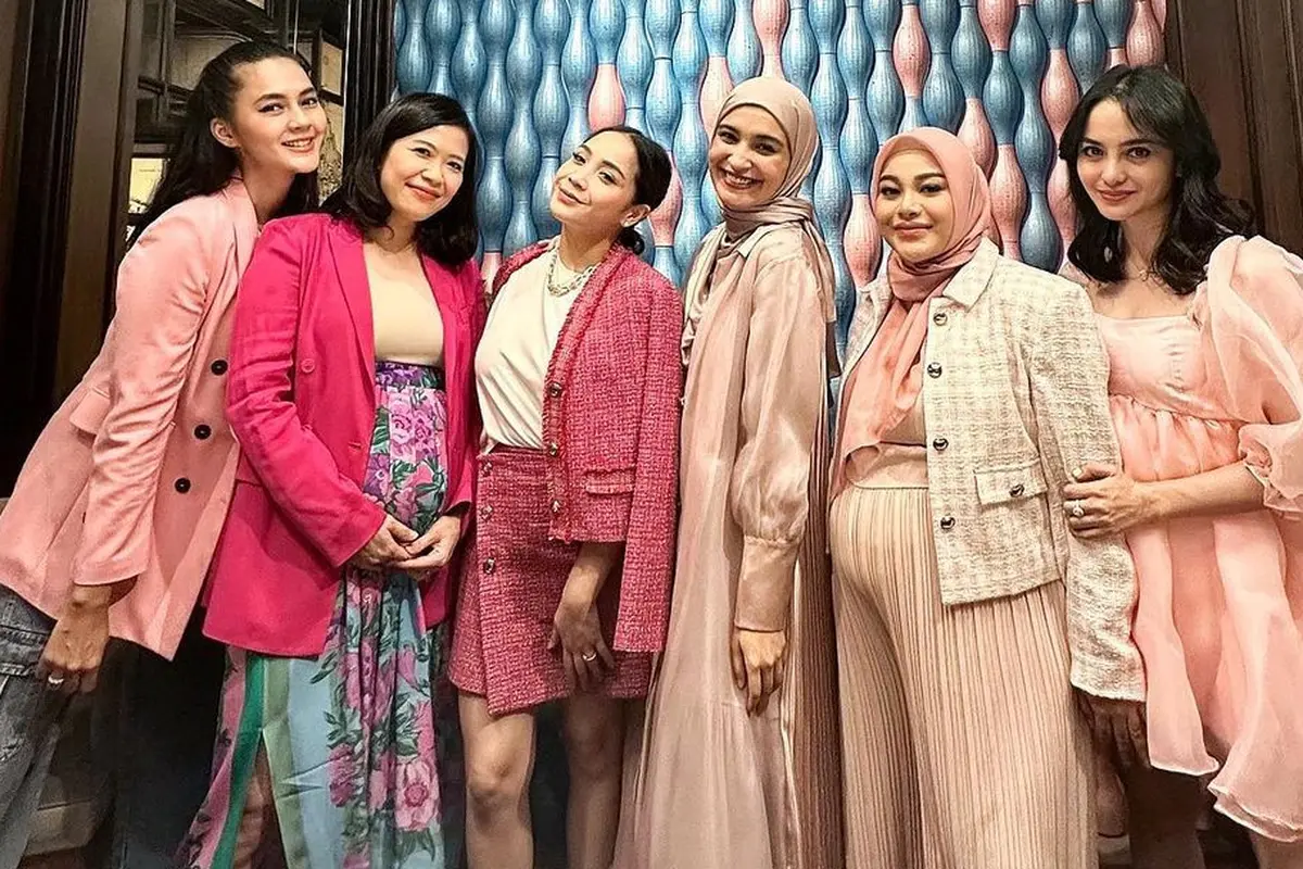 Geng Cendol arisan dan rayakan ultah Ayu Dewi