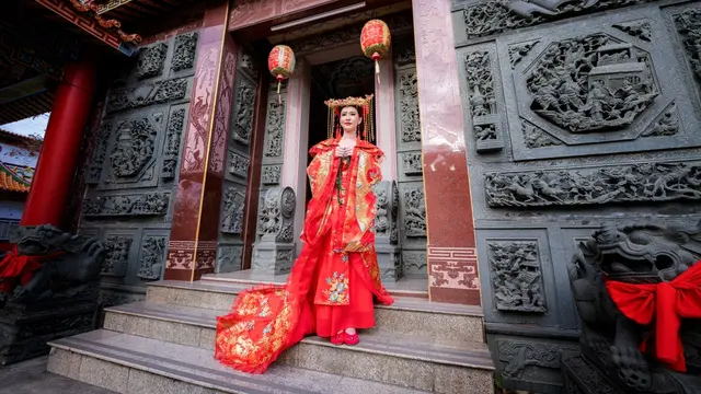 perempuan china memakai cheongsam