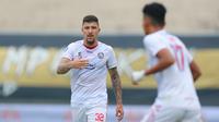 Pemain Arema FC, Charles Raphael De Almeida pada laga pekan pertama BRI Liga 1 2023/2024 antara Dewa United melawan Arema FC di Stadion Indomilk, Tangerang, Minggu (2/7/2023). (Bola.com/Bagaskara Lazuardi)