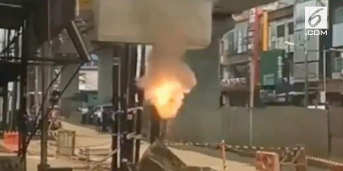 VIDEO: Kabel Galian PLN Terbakar, Warga Panik