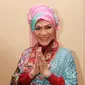 Dalam suatu acara, Dorce juga mulai mengkreasikan hijabnya dengan mengkombinasikan warna pastel dengan warna yang menyala.  (Agus Apriyanto/Kapanlagi)