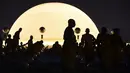 Sejumlah biksu bergegas mencari tempat duduk untuk melakukan ritual Makha Bucha Day di kuil Wat Dhammakaya, Bangkok, Thailand (11/2). Biasanya bulan Magha ini jatuh antara bulan Februari dan Maret. (AFP/Lillian Suwanrumpha)