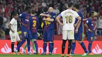Kapten Barcelona, Andres Iniesta, memeluk Lionel Messi usai menjuarai Copa del Rey dengan mengalahkan Sevilla di stadion Wanda Metropolitano, Madrid, Minggu (22/4/2018). Barcelona menang 5-0 atas Sevilla. (AFP/Lluis Gene)