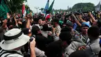 Ratusan anggota Himpunan Mahasiswa Indonesia memblokir Jalan Medan Merdeka, Jakarta, Rabu (19/11/2014). (Liputan6.com/Johan Tallo)