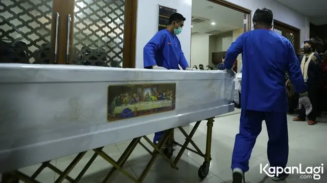 6 Potret Suasana Rumah Duka Mendiang Rima Melati Disemayamkan, Diiringi Tangis Haru