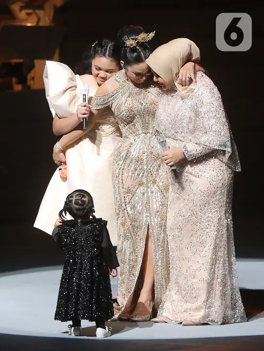 Krisdayanti saat tampil bersama kedua anaknya, Aurel Hermansyah dan Amora Lemos, serta cucunya Ameena dalam Konser Semesta Krisdayanti di JIEXPO Convention Centre and Theatre, Kemayoran, Jakarta, Sabtu (5/8/2023). (Fimela.com/Bambang E. Ros)