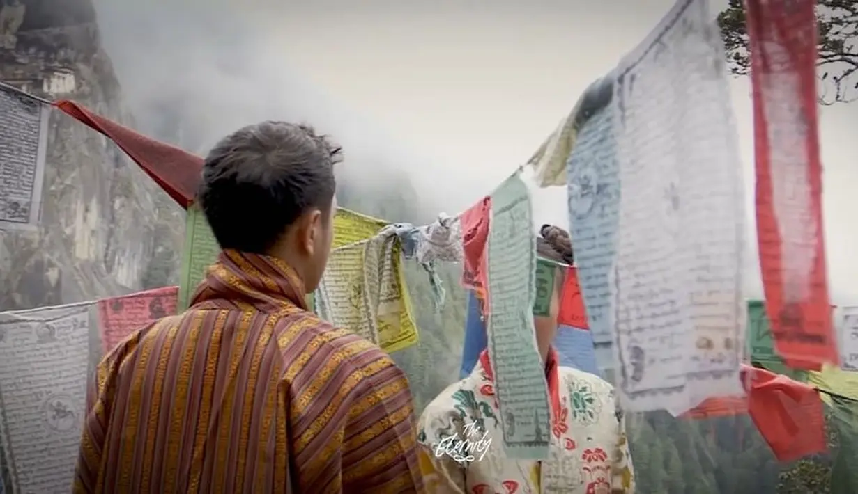 Menggelar acara prosesi nikah di Bhutan pada 5 Mei 2018 lalu, ternyata Nadine dan Dimas punya alasan tersendiri. Menurutnya, keindahan alam di sana bisa mendukung suasanapernikahannya menjadi lebih sakral. (Instagram/nadinelist)