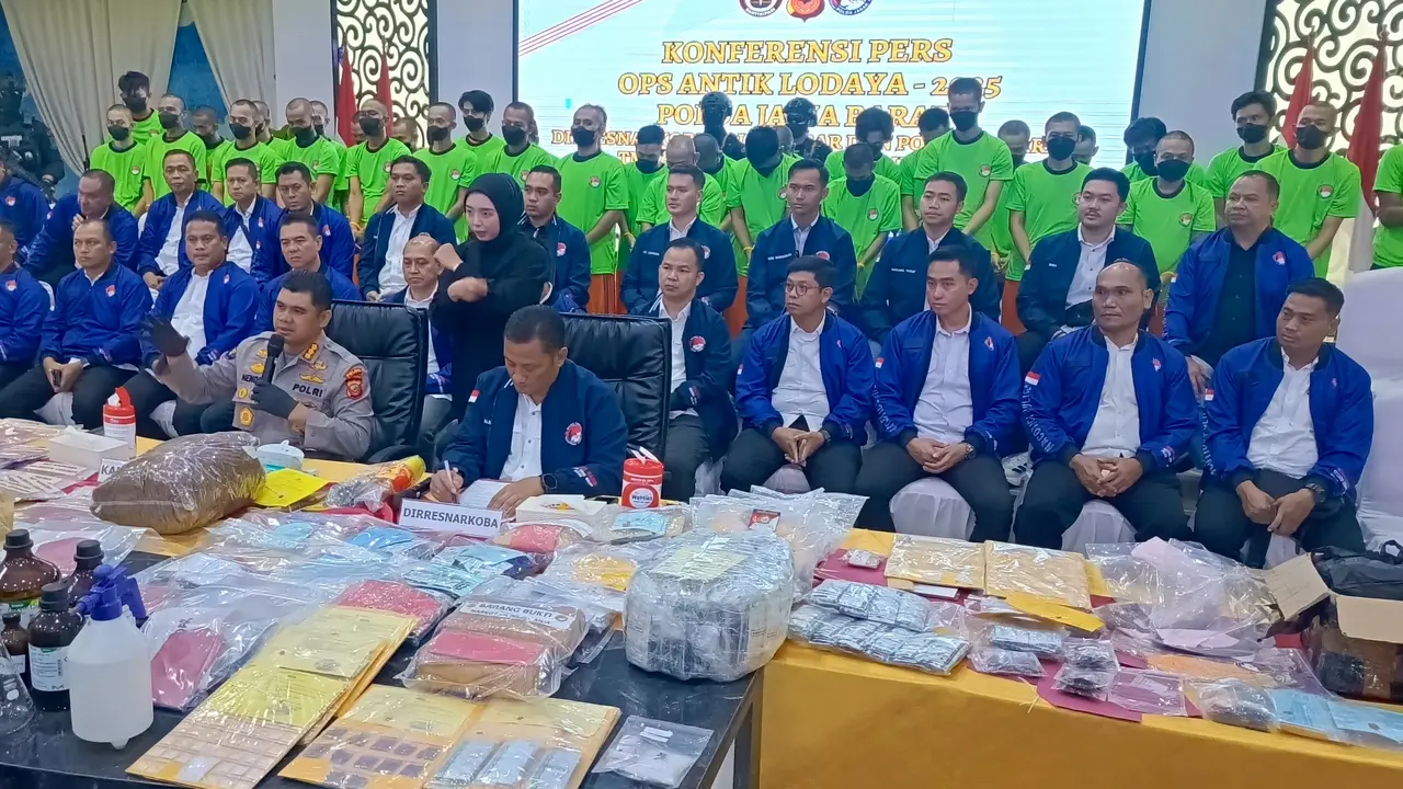 Polisi ringkus ratusan tersangka kasus narkoba di Jabar. (LIputan6.com/Arie Nugraha)