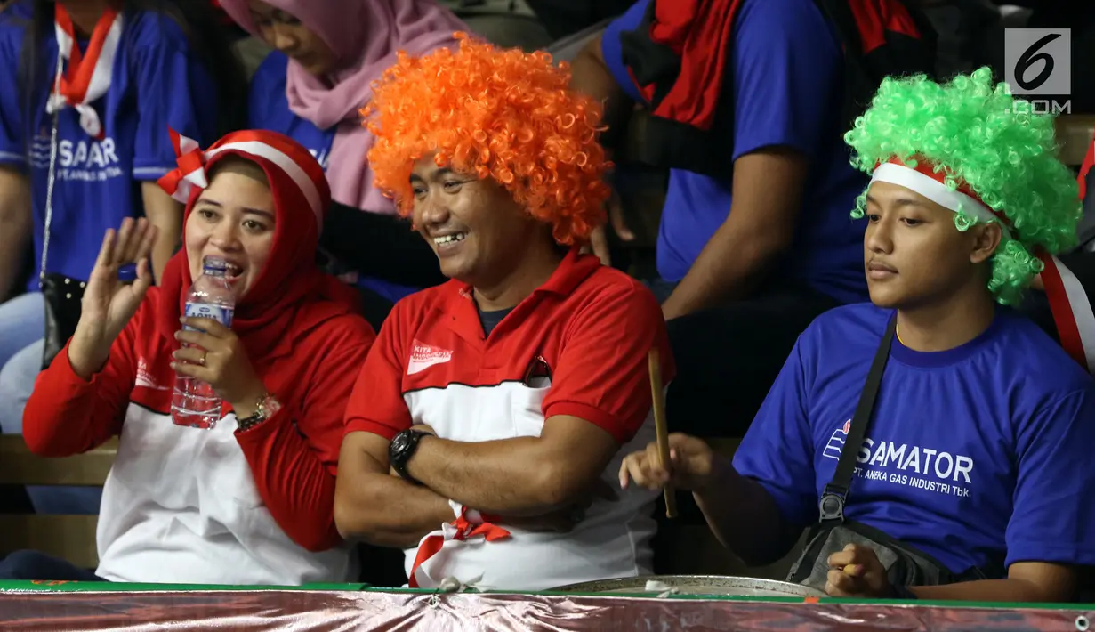 Suporter tim voli putra Indonesia saat menyaksikan laga melawan Arab Saudi di Kejuaraan Voli Asia 2017 ke-16 di GOR Tri Dharma, Gresik, Senin (24/7). Indonesia unggul 25-23, 25-21, 22-25, 26-24. (Liputan6.com/Helmi Fithriansyah)