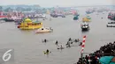 Sejumlah kapal hias konvoi menelusuri sungai Kapuas Besar dalam rangka memeriahkan Karnaval Air, Kalimantan Barat, Sabtu (22/8/2015). Rencananya sungai Kapuas akan menjadi kawasan waterfront City di Indonesia. (Liputan6.com/Faizal Fanani)