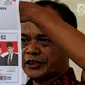 Petugas KPPS menunjukkan surat suara Pilpres 2019 saat penghitungan di TPS 02 Selong, Kebayoran Baru, Jakarta Selatan, Rabu (17/4). Dari hasil hitung surat suara, Jokowi-Ma'ruf menang dengan perolehan 133 suara di TPS ini. (Liputan6.com/JohanTallo)