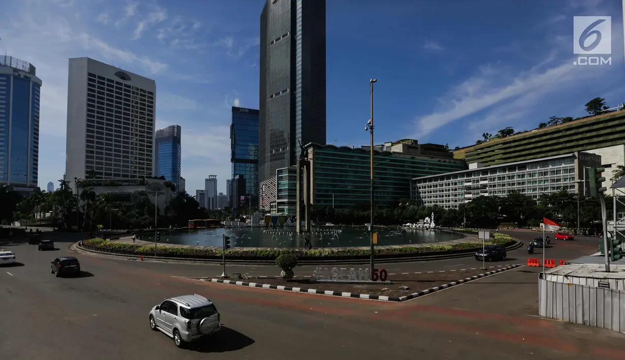 Suasana lalu lintas di kawasan Jalan MH. Thamrin, Jakarta, Senin (1/1). Kondisi lalu lintas di Jakarta saat libur Tahun Baru ini terpantau lengang dibanding hari-hari biasanya yang kerap menjadi simpul kemacetan. (Liputan6.com/Faizal Fanani)