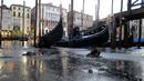 Perahu Gondola bersandar di laguna Venesia, Italia (29/12). Surutnya kanal ini mengakibatkan Gondola sulit berjalan dan banyak bersandar di pinggir Grand Canal di laguna Venesia, Italia. (REUTERS/Manuel Silvestri)
