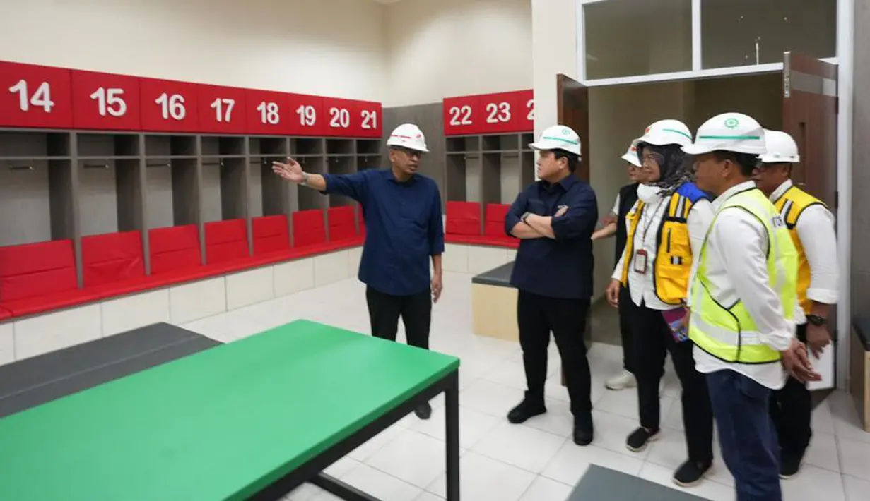 Erick Thohir juga menyempatkan meninjau langsung ruang ganti pemain di stadion Si Jalak Harupat, Kabupaten Bandung yang rencananya akan dipakai menghelat Piala Dunia U-20, Sabtu (11/3/2023). (Dok. LOC)
