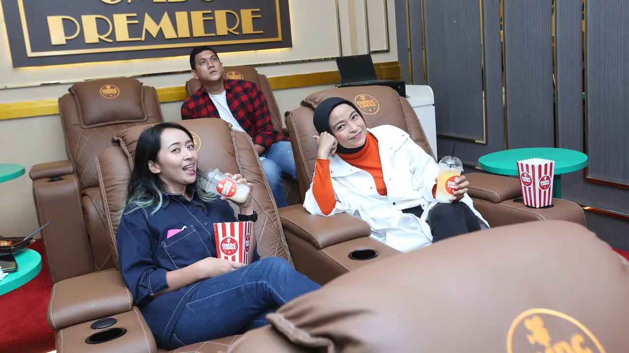 Tantri dan Chua Kotak mencoba Klinik Gigi OMDC berkonsep Bioskop di kawasan Bintaro, Tangerang Selatan.