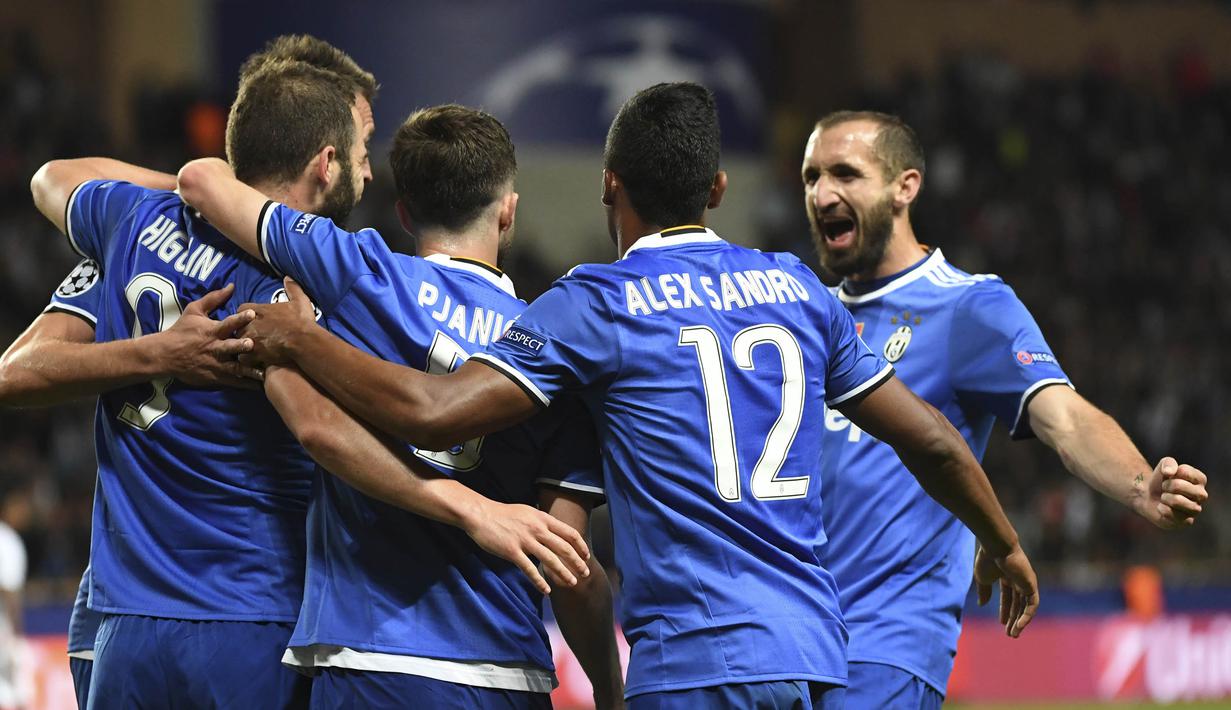 Para pemain Juventus merayakan gol yang dicetak Gonzalo Higuain ke gawang Monaco pada laga Liga Champions di Stadion Stade Louis II, Monaco, Rabu (3/5/2017). Monaco kalah 0-2 dari Juventus. (AFP/Pascal Guyot)