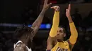 Pebasket Los Angeles Lakers, Jordan Clarkson, melakukan shoot saat melawan Detroit Pistons pada laga NBA di Staples Center, California, Selasa (31/10/2017). Lakers menang 113-93 atas Pistons. (AP/Kyusung Gong)