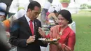 Presiden Jokowi dan Ibu Negara, Iriana Joko Widodo mencicipi masakan Pemenang Lomba Masak Ikan Nusantara 2017 di halaman Istana Kepresidenan, Jakarta, Selasa (15/8). Lomba ini dalam rangka 72 tahun Kemerdekaan Republik Indonesia. (Liputan6.com/Pool)