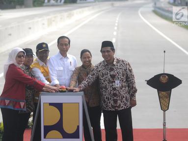 Presiden Joko Widodo (ketiga kanan) menekan tombol saat peresmian ruas Tol Sragen-Ngawi di kilometer 538 jalan tol Solo-Ngawi, Jawa Tengah, Rabu (28/11). Tol Sragen-Ngawi ini merupakan bagian dari Jalan Tol Solo-Ngawi. (Liputan6.com/Angga Yuniar)