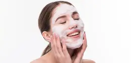 Bubble mask juga disebut-sebut mampu membuat wajah terasa lebih bersih, segar, dan bercahaya hanya dalam sekali pakai. (foto/dok: freepik/diana.grytsku)