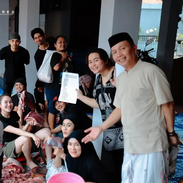 Potret Ayu Ting Ting Ikut Potong Daging Kurban/Instagram Ayu Ting Ting